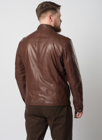 Мужская кожаная куртка коричневого цвета