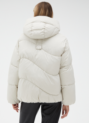 Женский светлый пуховик с капюшоном
