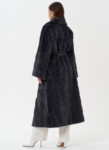 Длинное пальто из эко меха серого цвета