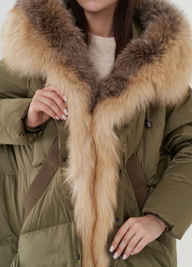 Пуховик с отделкой капюшона из меха лисы  модель № 25934 универмаг малина