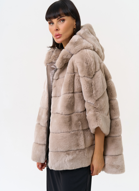 Короткая шуба из меха кролика с капюшоном