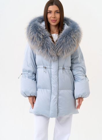 Женский пуховик голубого цвета с капюшоном из меха лисы