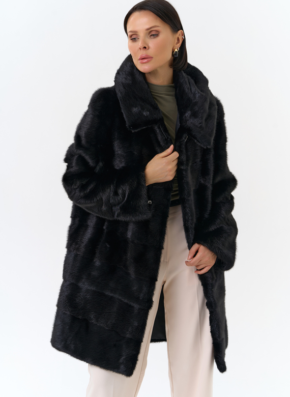 Шуба из норки с капюшоном черного цвета