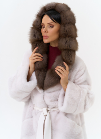 Белая шуба из меха норки с капюшоном из меха куницы