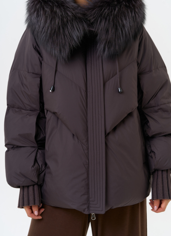 Женский пуховик с капюшоном из меха чернобурки