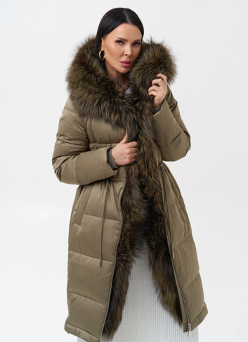 Женский пуховик с отделкой из меха чернобурки