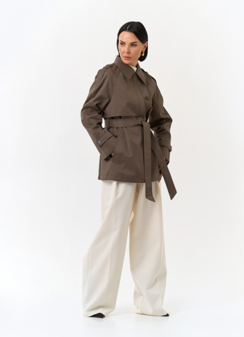 Женский укороченный плащ с поясом