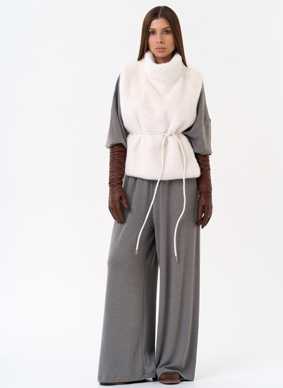 Женская манишка из эко меха в светлом цвете