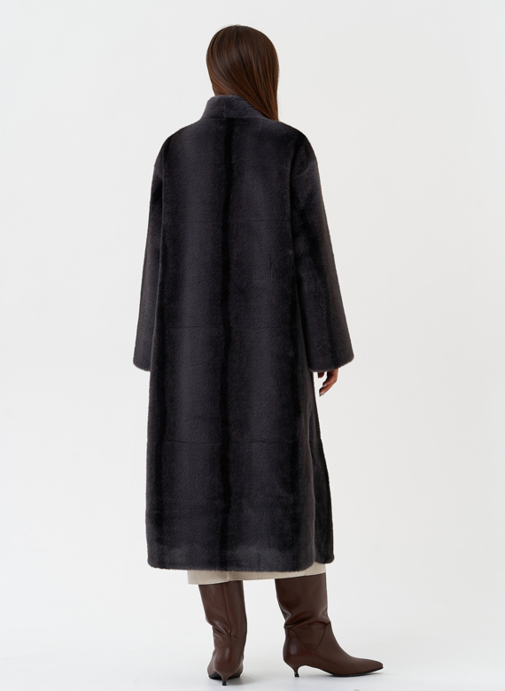 Длинное пальто из эко меха с принтом деграде