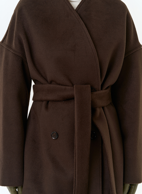 Женское укороченное пальто с поясом