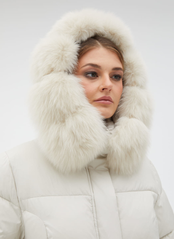Короткий пуховик с капюшоном из меха песца