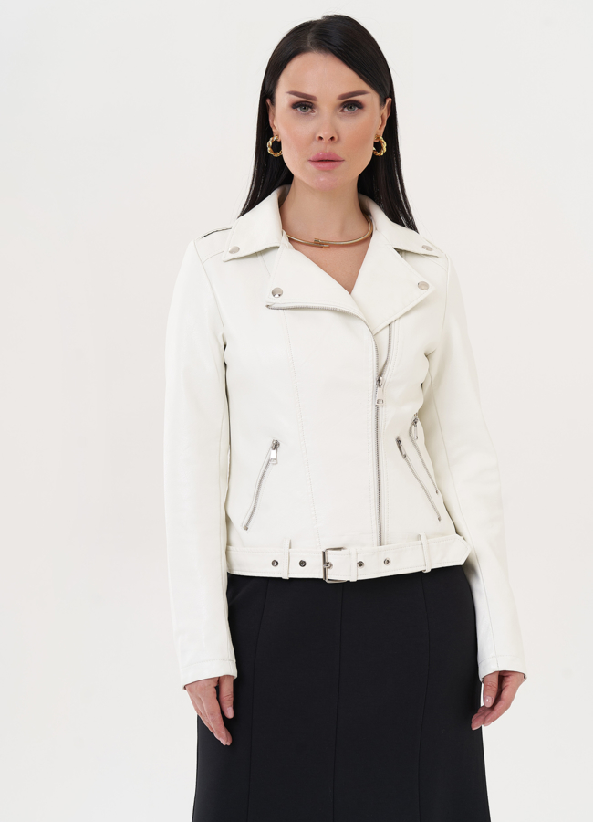 Куртка из эко кожи белого цвета модель № 26972 меха малина