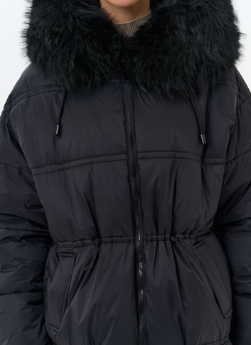 Женский пуховик с отделкой из искусственного меха