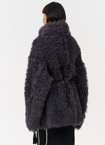 Женская двухсторонняя дубленка с декоративным поясом