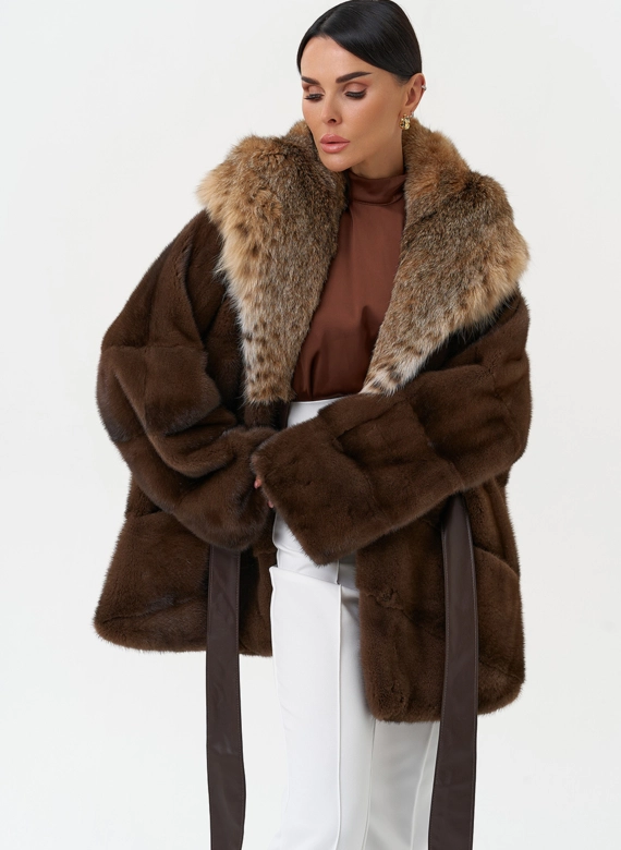 Женская шуба из меха норки с капюшоном из меха рыси