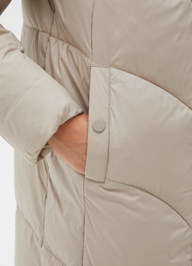 Женский пуховик бежевого цвета с капюшоном модель № 31116 универмаг малина