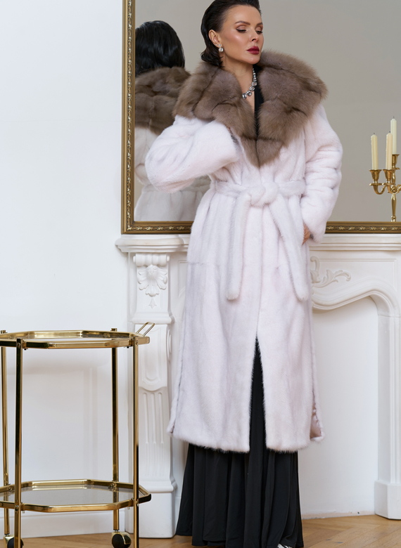 Белая шуба из норки с куницей