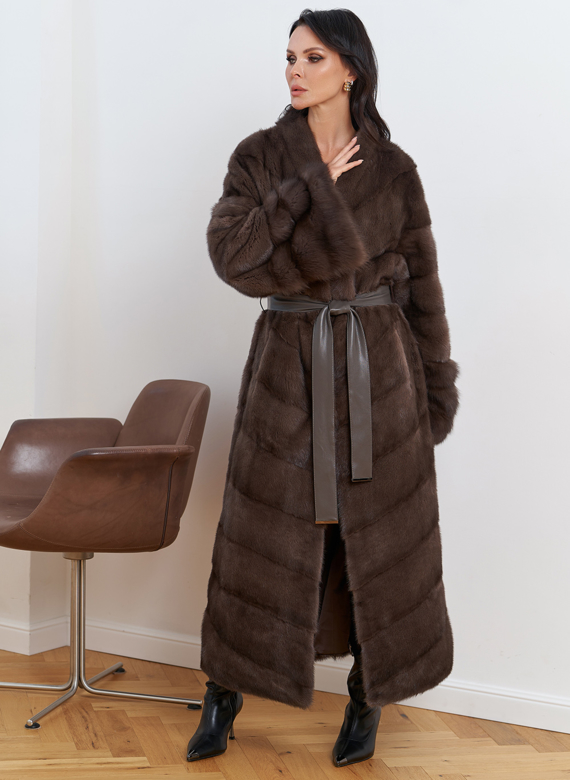 Женская длинная шуба с отделкой из меха куницы