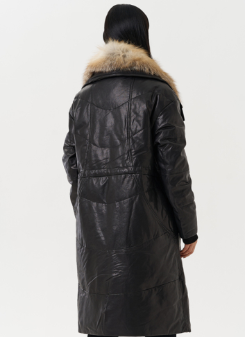 Женский кожаный пуховик с отделкой из меха лисы