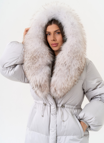 Светлый пуховик с капюшоном из меха лисы