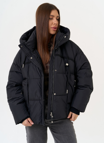 Женский пуховик черного цвета с капюшоном