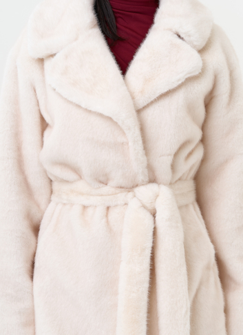 Женское пальто из эко меха молочного цвета