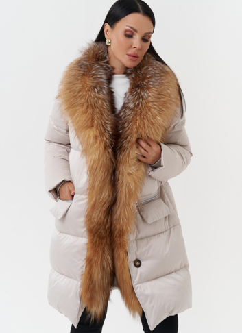 Женский пуховик с отделкой из меха лисы