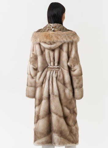 Женская шуба из меха норки с капюшоном из меха рыси