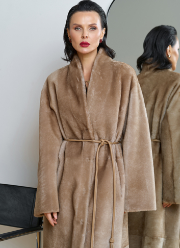 Двухсторонняя женская дубленка с декоративным поясом