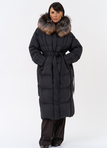 Женский пуховик с отделкой из меха блюфрост