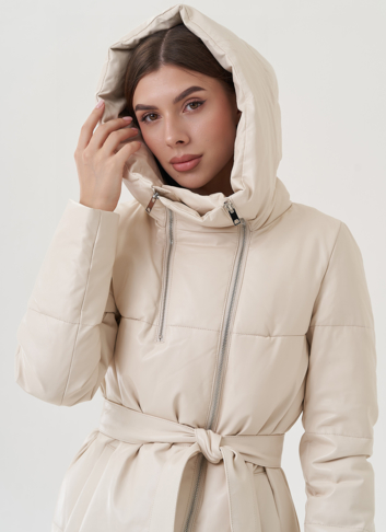 Пуховик из эко кожи молочного цвета с капюшоном