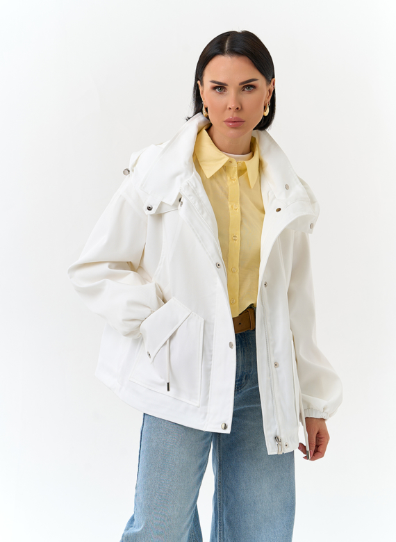 Женская куртка ветровка белого цвета
