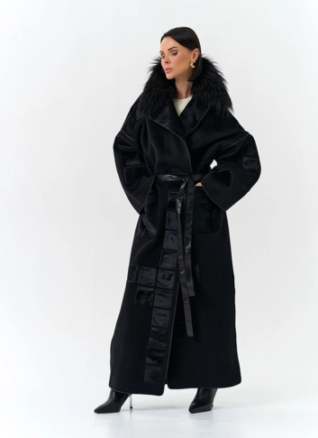 Женское длинное пальто с отделкой из меха лисы фото