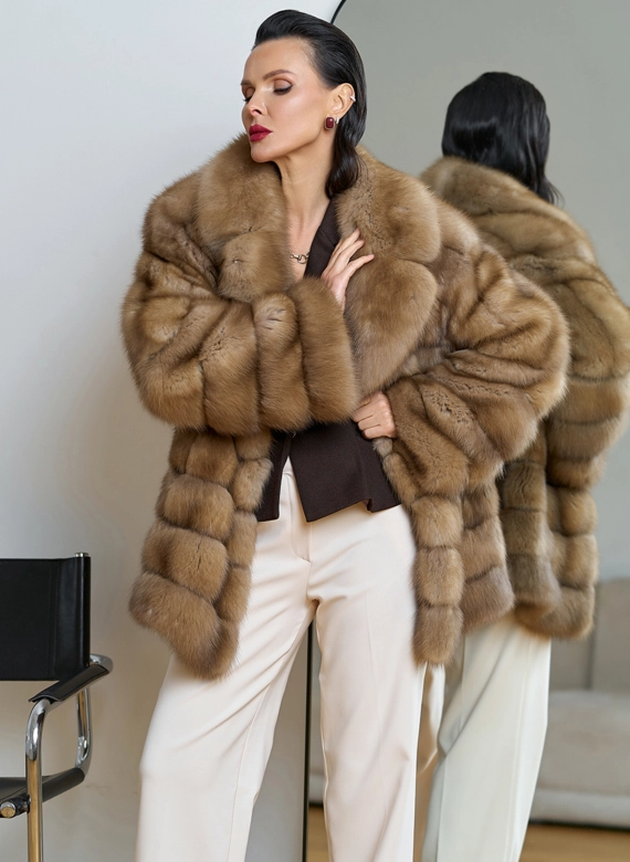 Женская шуба из куницы с английским воротником