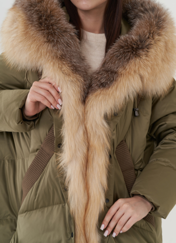 Пуховик с отделкой капюшона из меха лисы 