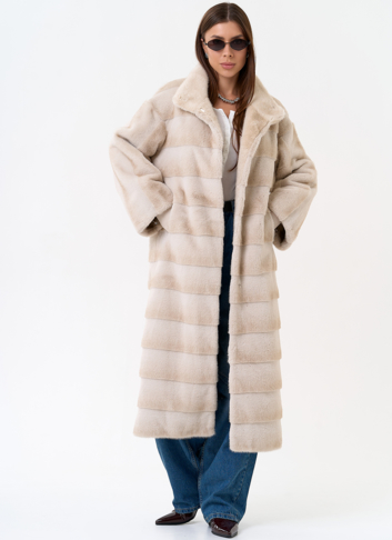 Женское пальто из эко меха с воротником стойкой