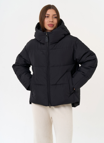 Женский пуховик черного цвета с капюшоном