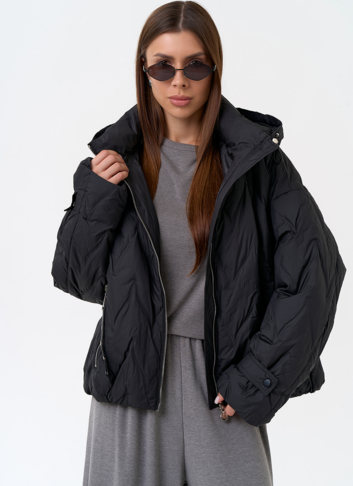Женская куртка с капюшоном в черном цвете