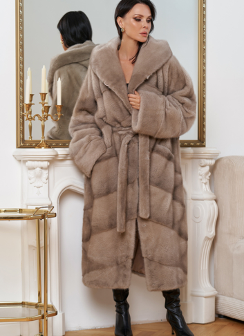 Женская шуба из меха норки с капюшоном 